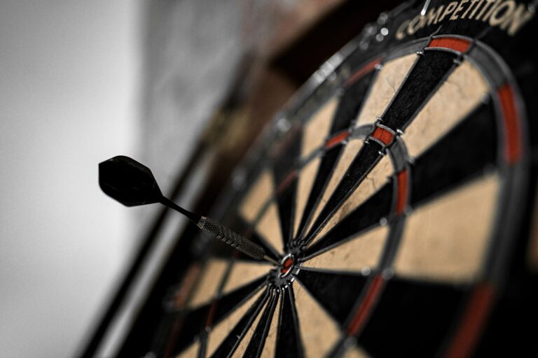 Moderne digitale Dartscheibe mit Motion Tracking und automatischem Scoring