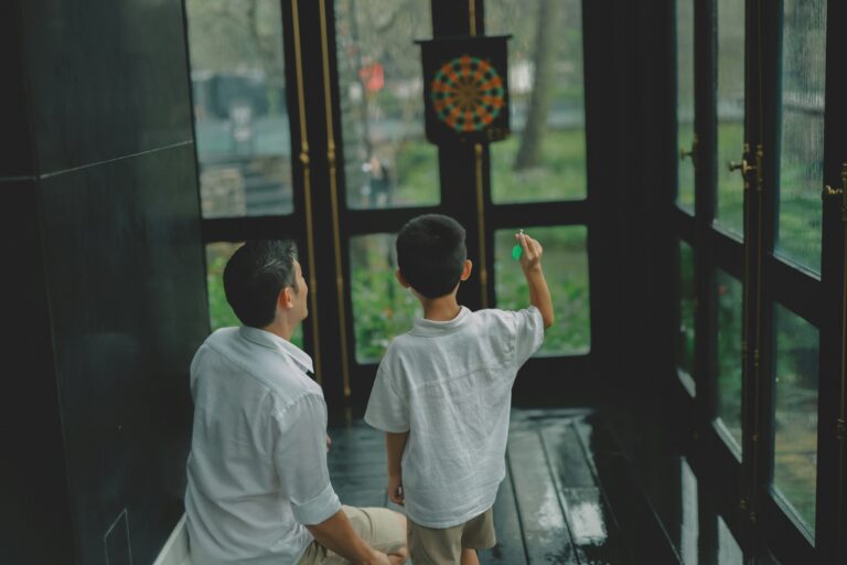 Darts-Spieler mit konzentriertem Blick trainieren mentale Stärke durch Sportpsychologie