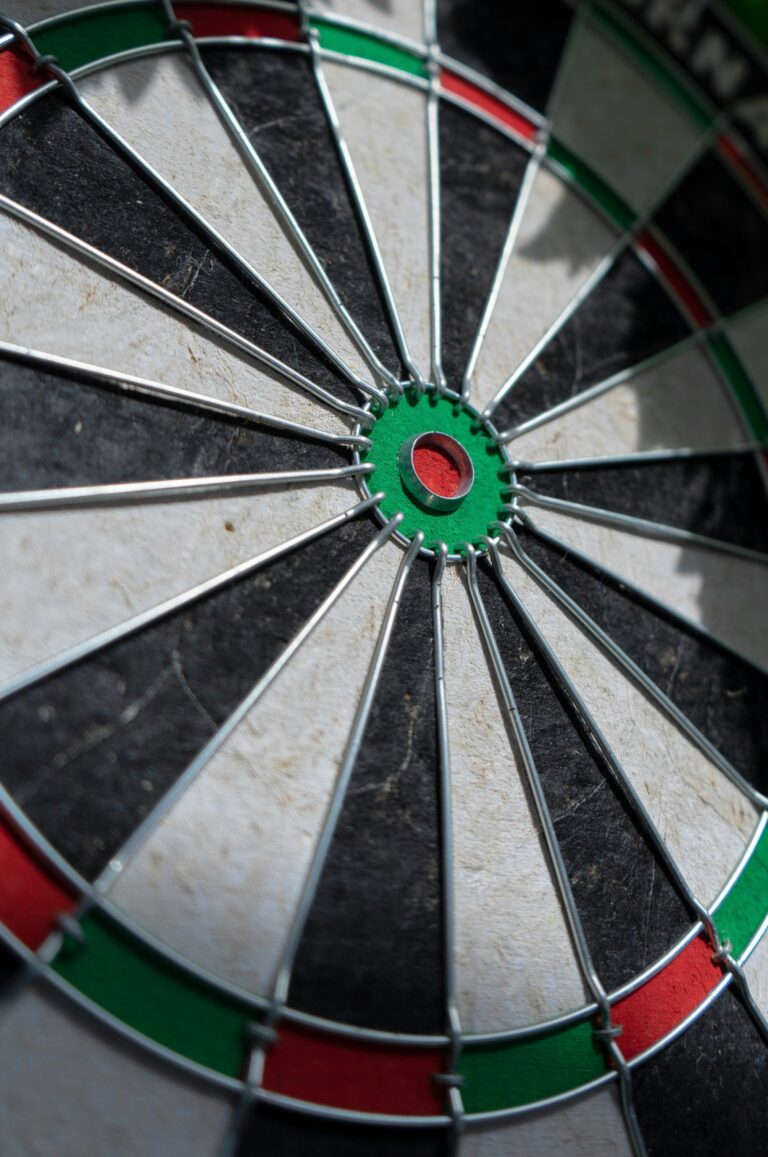 Wie du mit Mentaltraining deinen Fokus und Erfolg im Darts steigerst Dartspieler trainiert mental für besseren Fokus und Erfolg beim Wettbewerb