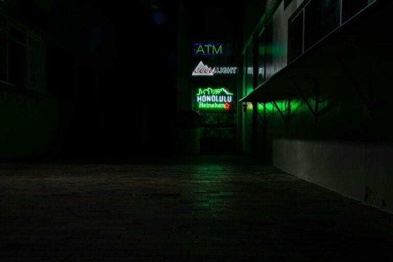 Mann zeigt korrekte Griffhaltung beim Dartspiel für verbesserte Präzision und Kontrolle