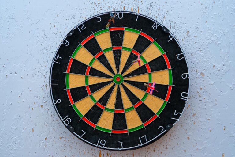 Dartspieler üben gezielt Wurftechnik für mehr Konstanz und Präzision im Spiel