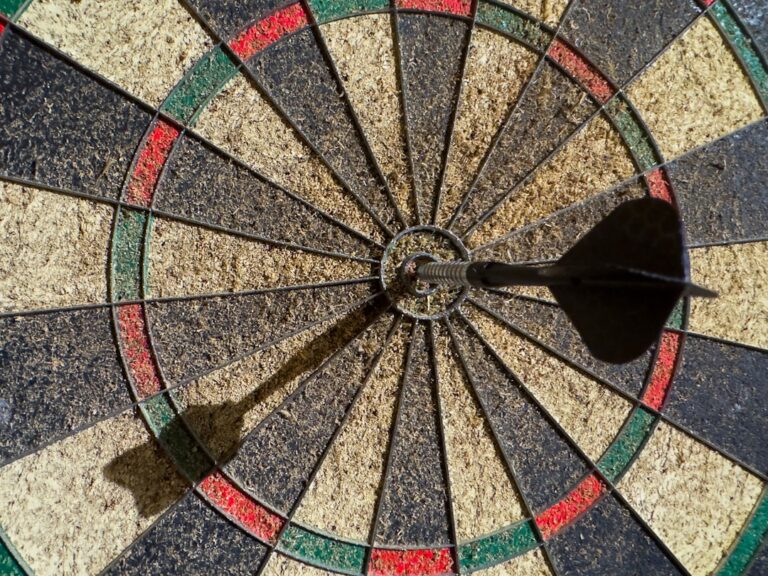 Dartboard korrekt montieren mit optimaler Höhe und Abstand für präzises Werfen