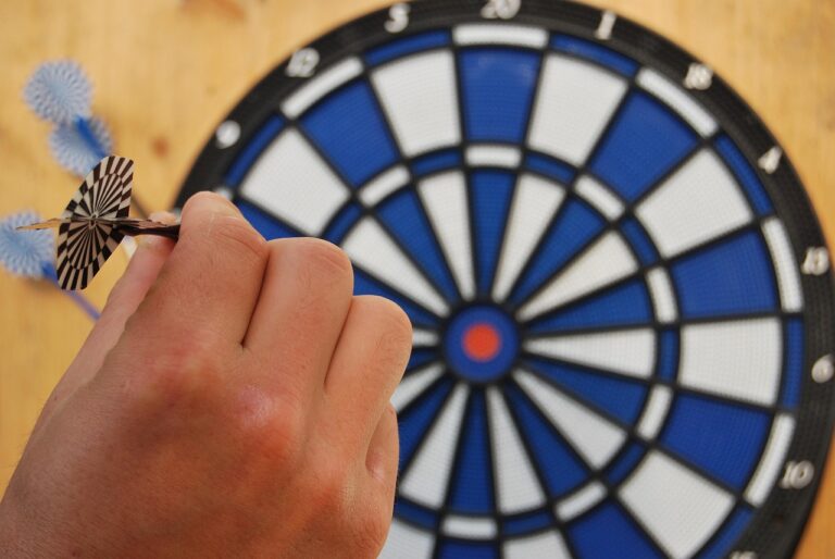Dart Trainingsspiele für Anfänger und Fortgeschrittene mit Dartscheibe und Pfeilen