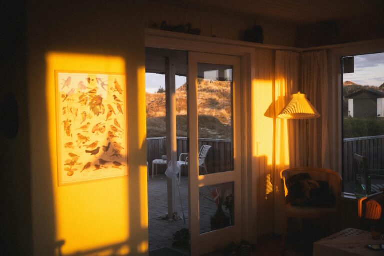 Darts-Spieler beim Werfen auf Dartscheibe bei einem Turnier