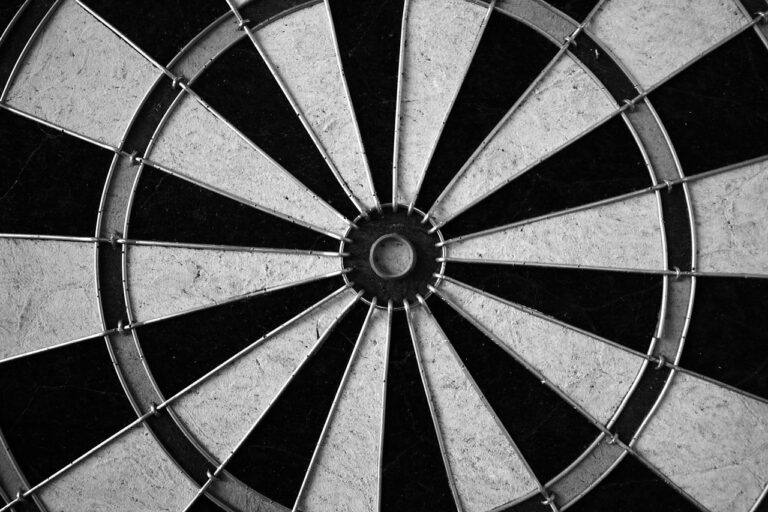 Dartspieler dämpfen Laute beim Treffen auf das Dartboard mit schalldämmender Matte
