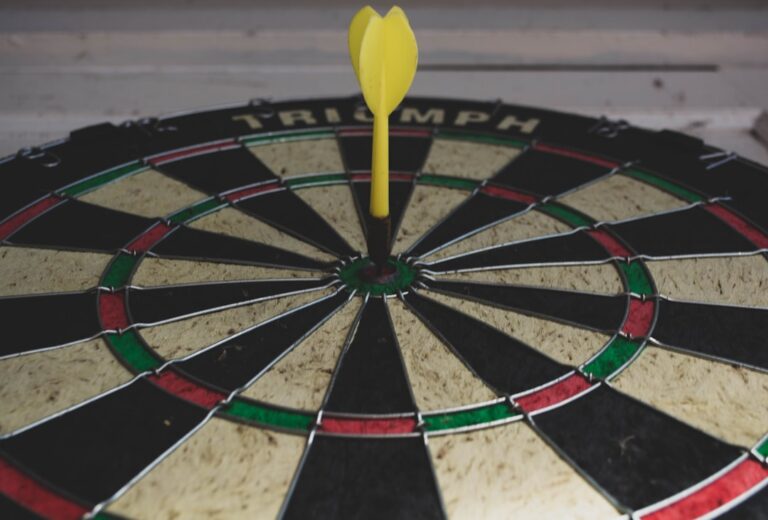 Linkshänder üben Darts auf speziell angepasstes Dartboard für bessere Präzision