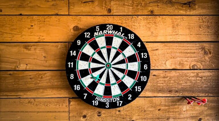 Dartscheibe mit pflegenden Händen zur Verlängerung der Lebensdauer