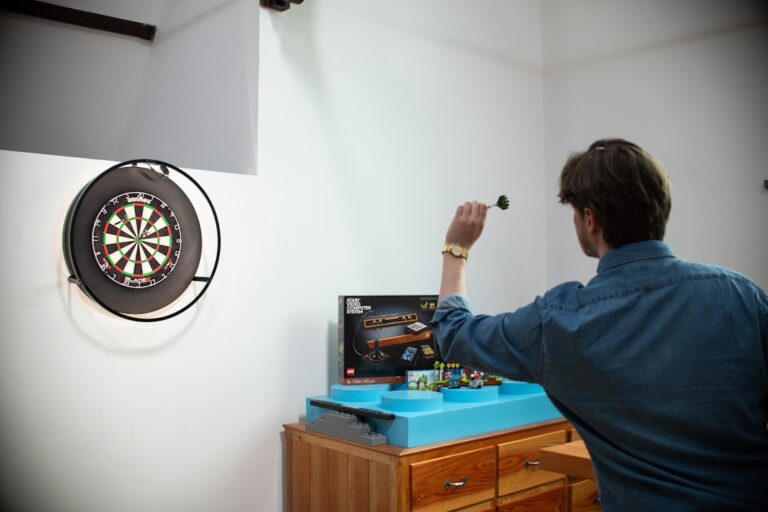 Mann trainiert gezielt am Dartboard für mehr Präzision beim Darts spielen