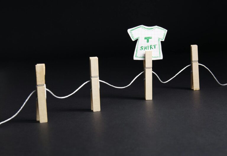 Darts im Büro clever nutzen für mehr Teamgeist und Motivation Teammitglieder spielen Darts im Büro zur Förderung von Teamgeist und Motivation