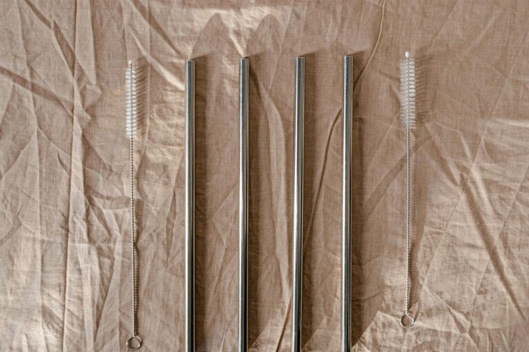 Dartpfeile werden mit Bürste und speziellen Mitteln sorgfältig gereinigt und gepflegt