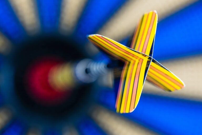 Dartpfeile stecken schräg oder fallen heraus beim Spielen am Dartboard