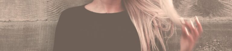 So findest du den idealen Darts Streaming Service für packende Turniere Mann wirft Dartscheibe live beim spannenden Darts Streaming Turnier