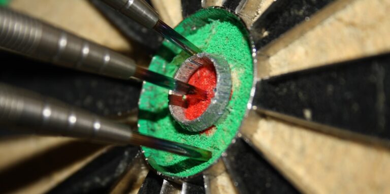 entspannter Dartspieler trainiert mit mentalen Strategien gegen Frust beim Darts