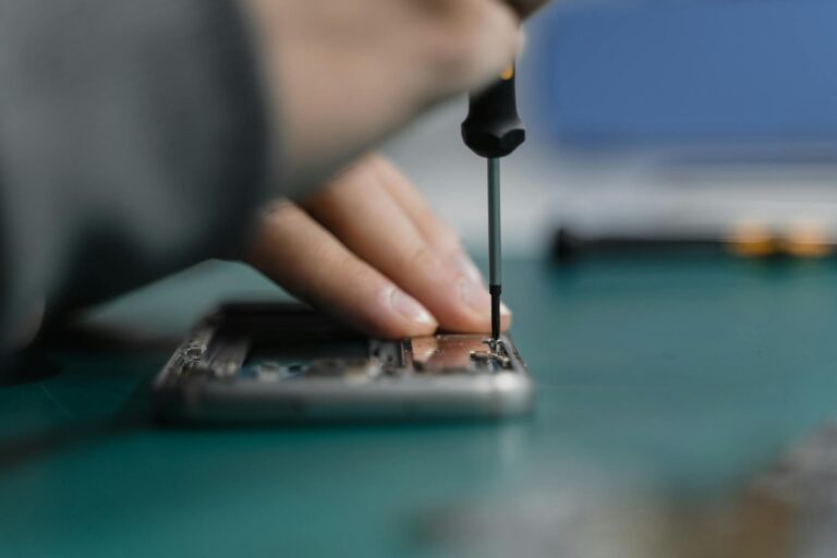 Gewinde reparieren Werkzeug und beschädigte Schraubverbindung für Heimwerker