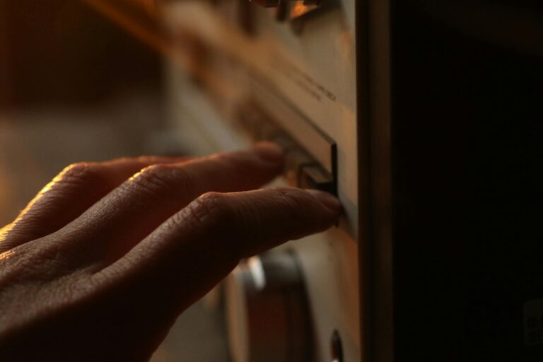 Darts Grifftechniken entdecken und herausfinden welche am besten passt Darts Spieler testen verschiedene Grifftechniken für bessere Wurfpräzision