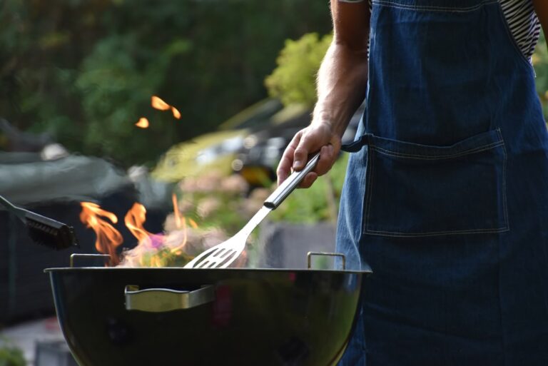 Perfekter Grillabend mit Freunden und spannenden Dartsrunden erleben Freunde genießen gemütlichen Grillabend mit Dartscheibe im Garten