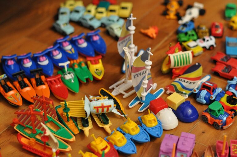 Kind spielt sicher mit kindgerechten leichten Dartpfeilen erste Dartscheibe