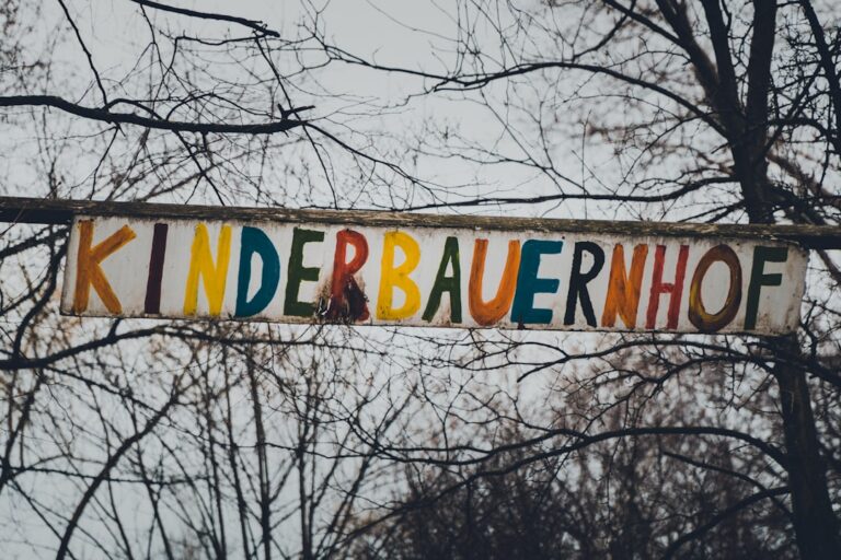 Wie Paare ihren Kinderwunsch erfüllen können trotz Herausforderungen Paar hält Hände und sucht gemeinsam Lösungen für erfüllten Kinderwunsch