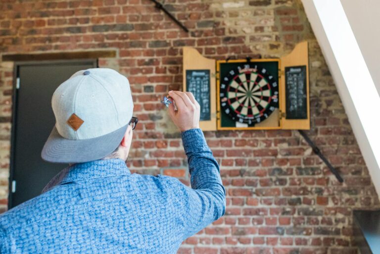 Körperhaltung beim Darts verbessern und dadurch präziser werfen lernen Mann verbessert beim Darts seine Körperhaltung für präziseres Werfen