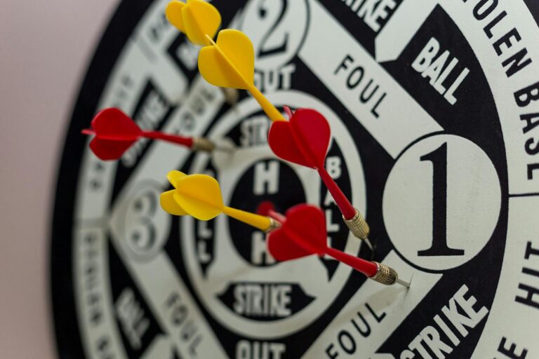 Mentale Stärke für Darts entwickeln und Konzentration gezielt üben Dartspieler trainiert mentale Stärke und Konzentration für präzise Wurfübung