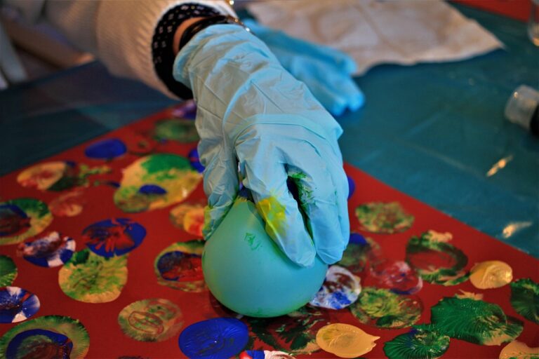 Dartspieler konzentriert beim Werfen mit Fokus und ruhig positiver Körperhaltung