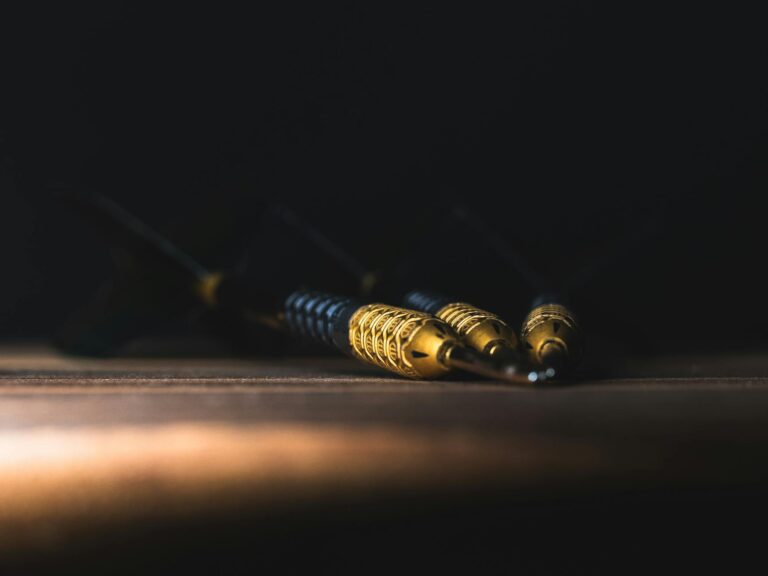 Darter üben gezielte Konzentration für mehr Präzision und Fokus im Training