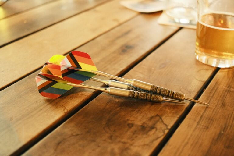 Grundlagen und Tipps für den idealen Einstieg in den Ligabetrieb Darts Spieler starten motiviert im Ligabetrieb Darts mit Team und Strategie