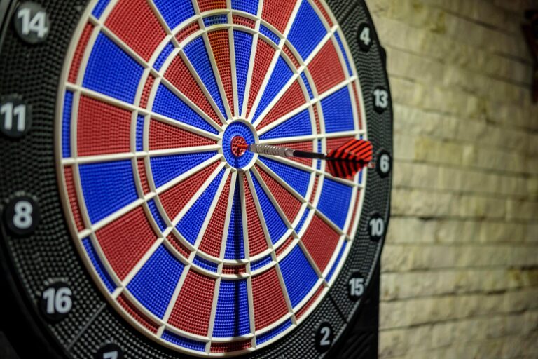 Dart im Flug mit Visualisierung des Luftwiderstands und physikalischer Kräfte