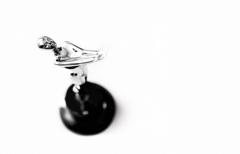 Dartpfeile langlebig machen mit der richtigen Pfeile Reparatur Anleitung Dartpfeil mit Werkzeugen zur Reparatur von beschädigten Flights und Schäften