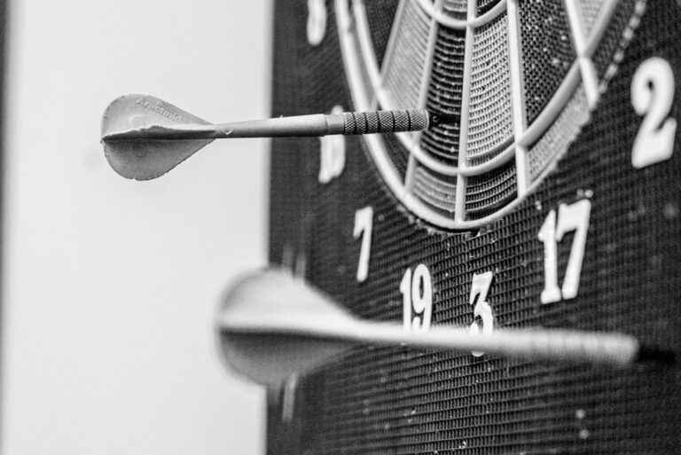 Dartspieler üben Wurftechnik zur Lösung typischer Probleme am Oche