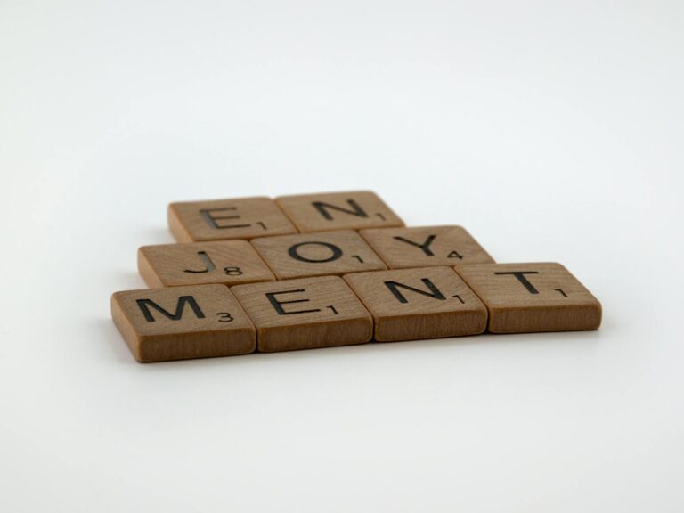 Mann trainiert mit Darts spielerisch Kopfrechnen für schnelleres Punkteabbauen