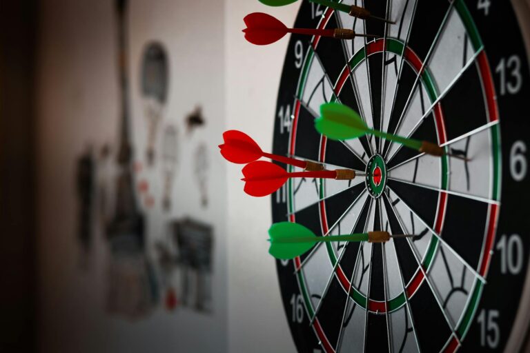 Dartspieler üben präzise Wurftechnik durch konsequente Routineentwicklung beim Training