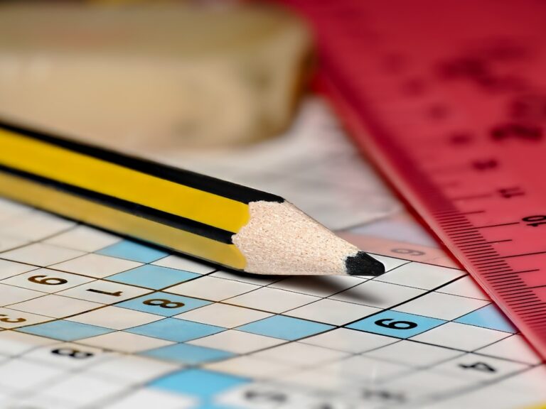 Scoring beim Darts lernen leicht gemacht für Einsteiger und Hobbyspieler Dartscheibe mit fokussierten Pfeilen symbolisiert effektives Scoring lernen für Einsteiger