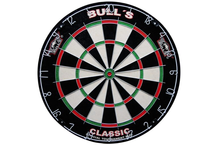 Spieler beim gezielten Treffen der Single-Felder beim Darts auf einem Turnier