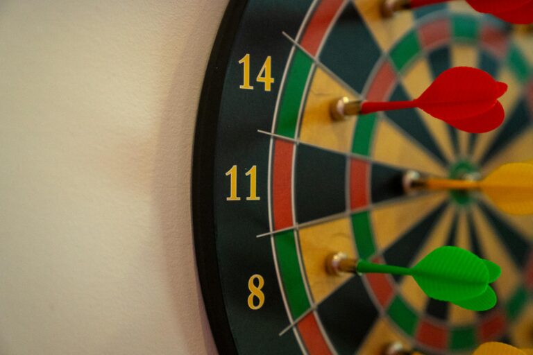 Dartspieler verbessert Präzision durch optimale Wurfgeschwindigkeit und Technik am Board