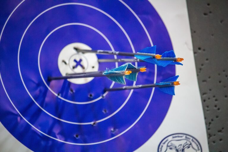 Mann trainiert konzentriert seine Darts Wurftechnik für langfristige Verbesserung