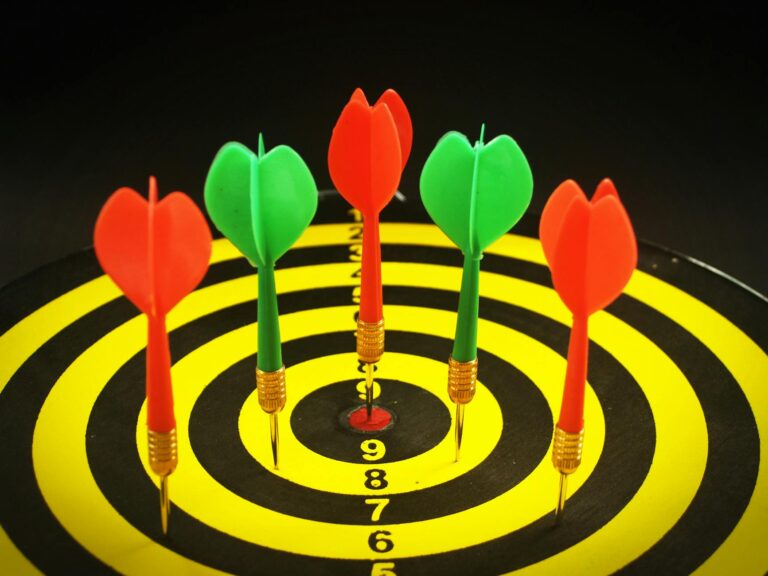 Dartspieler trainiert gezielt Wurftechnik für bessere Zielgenauigkeit und konstanten Erfolg