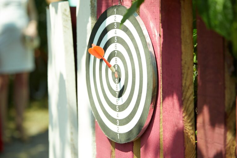 Anfänger üben gezielt Darts spielen für schnelle Verbesserungen im Training