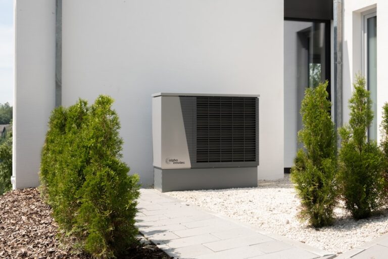 Effizient und nachhaltig heizen mit moderner Wärmepumpentechnik Moderne Wärmepumpe in effizientem Heizsystem zur nachhaltigen Energieeinsparung