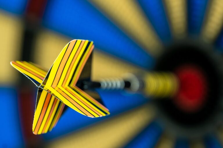 Moderner Dartspieler bei Videoanalyse des Wurfablaufs für präzises Training